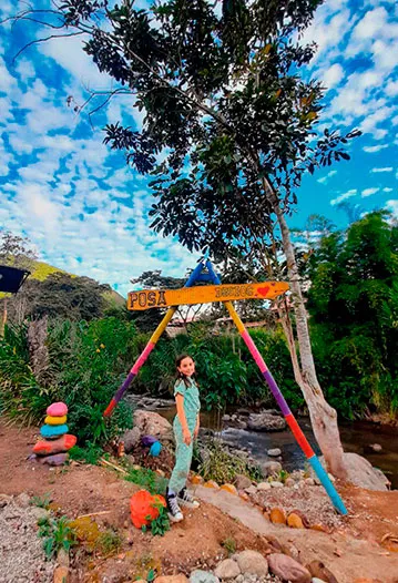 Árbol Kusi Deseos en Oxapampa, un lugar especial donde puedes escribir tus deseos en cintas de colores y colgarlas en el árbol mientras disfrutas de la belleza natural que lo rodea.